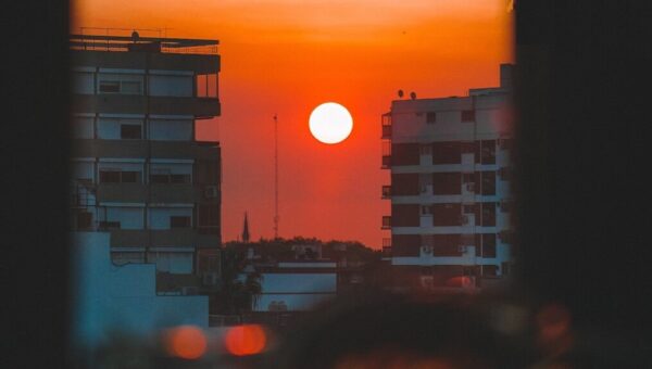 نمازشب بخوانیم یا بین‌الطلوعین بیدار بمانیم؟