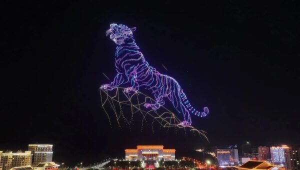 ببینید  نمایش بصری ایجاد شده توسط بیش از ۲۰،۰۰۰ پهپاد در چینی