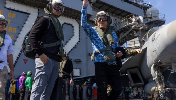 عکس  تصویر یادگاری ویتکاف و کوشنر با جنگنده آمریکایی روی ناو هواپیمابر آبراهام لینکلن