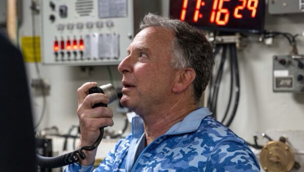 ویتکاف از ناو آبراهام لینکلن: با خلبانی که پهپاد ایران را سرنگون کرد دیدار کردم، عزم آمریکایی این‌گونه است + تصاویر