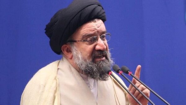 احمد خاتمی: آیت‌الله سید مجتبی خامنه‌ای در جنگ رمضان از ناحیه پا آسیب شدید دید به‌طوری که احتمال قطع پا مطرح بود، اما…