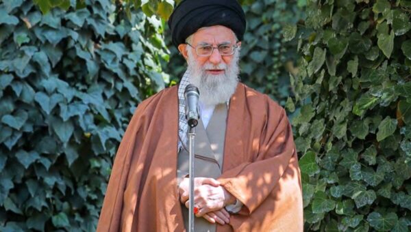 قابی تاریخی از شهید بهشتی و رهبر شهید انقلاب در یک جلسه + عکس