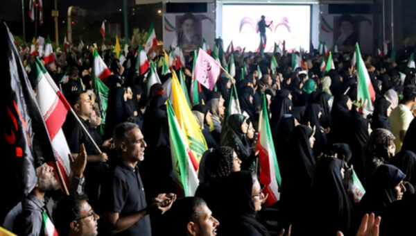 هشدار تندروزنامه اصولگرا:تجمعات شبانه دچار فتنه شده و میدان به دست نفاق افکنها افتاده/ خواستار انحلال شعام و خراب کردن وزارت خارجه برسر مسئولانش هستند