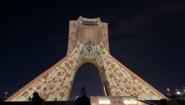 تصاویر   برج آزادی با فرش‌های نفیس ایرانی مفروش شد