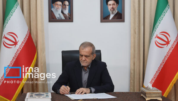تصاویر امضای تفاهم‌نامه پایان جنگ توسط پزشکیان