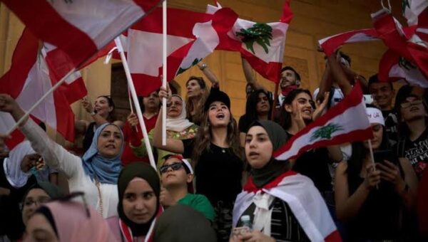 ببینید  تصاویری از آغاز ورود مردم به همراه ارتش لبنان به شهرک جنوبی کفرتبنیت