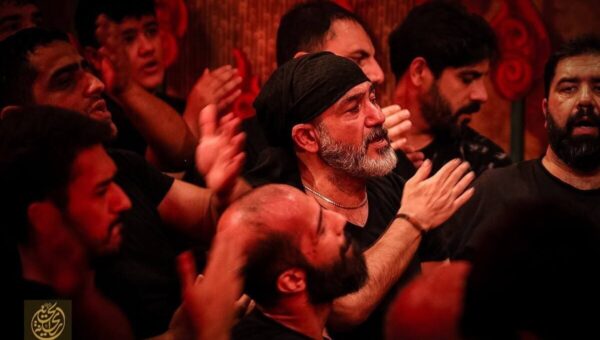 ببینید  میانداری مهران غفوریان در مراسم عزاداری امام حسین(ع) در بازار