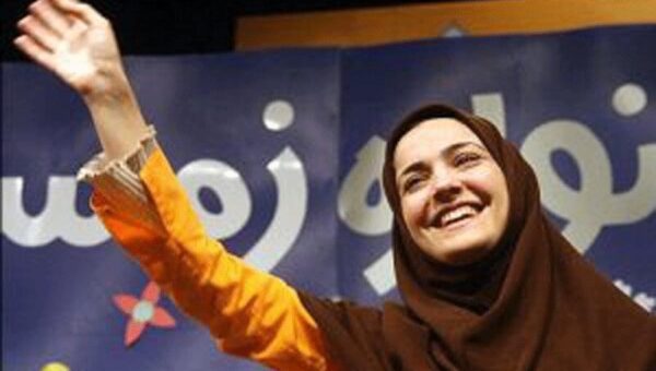 ببینید | درد و دل خاله نرگس با آقای شهید ایران: اجازه بده آقا جون نگذرم…