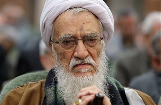 وداع آیت‌الله موحدی کرمانی با پیکر رهبر شهید انقلاب