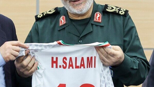 خانواده شهیده زهرا حدادعادل در کنار دختر شهید سلامی و لباس خاکی فرمانده شهید/ تصاویر دیدار دفتر نشر آثار رهبرشهید با خانواده شهیدسلامی