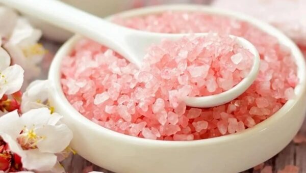 گول نمک‌های رنگی را نخورید!/ اغلب نمک‌های هیمالیا تقلبی‌اند/ شش قاشق چای‌خوری نمک برای تامین املاح بدن!