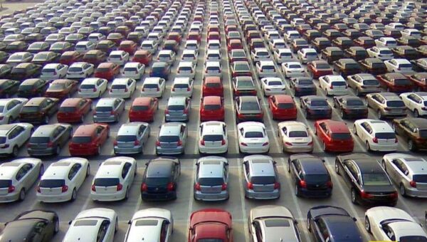 بازار خودرو ترمز بزید/ کدام خودرو ۴۲۰ میلیون تومان گران شد؟ + جدول
