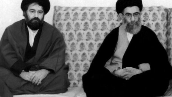 تصاویر  قاب‌هایی تاریخی از اقتدای احمد خمینی به رهبر شهید انقلاب