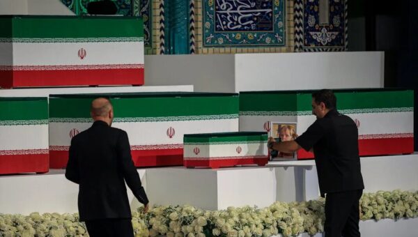 ببینید  ادای احترام هیئت‌هایی از روسیه و چین به رهبر شهید ایران