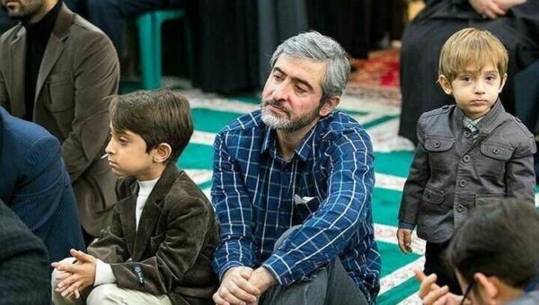 عکس  داماد شهید رهبری دکتر مصباح الهدی باقری به همراه همسر و فرزندانشان در کنار آبمیوه فروشی خیابان کارگر