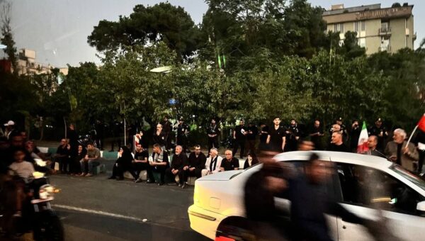 ببینید  انتظار مردم برای باز شدن درهای مصلی تهران