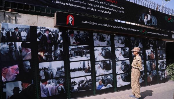 برپایی نمایشگاه عکس‌ دیدارها و دلنوشته‌های سینماگران درباره رهبر شهید