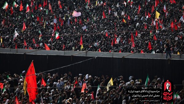 عکس  پرچم «ترامپ را بکشید» در مراسم وداع با رهبر شهید