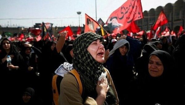 ببینید  بغض بانوی تهرانی هنگام گفتن آخرین جمله خود به رهبر شهید انقلاب