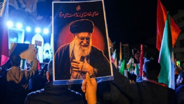ببینید  حضور بی‌پایان مردم در دیدار آخر با رهبر شهید انفلاب