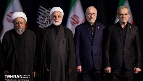 ببینید  حضور سران قوا در مصلای امام خمینی(ره) دقایقی پیش از اقامه نماز بر پیکر رهبر شهید انقلاب