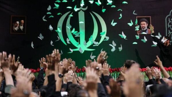 ببینید  لحظاتی از مراسم هفتمین شب خاکسپاری رهبر شهید انقلاب