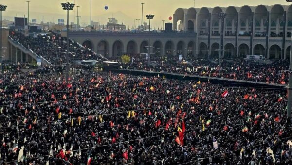 گاردین: سوگواری رهبر شهید در مصلای تهران آمیخته با شعارهای انتقام بود