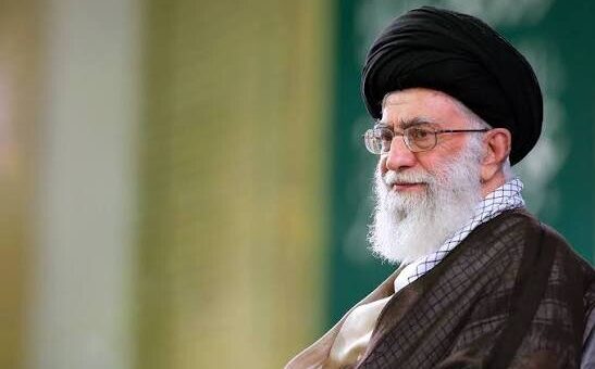تصویری تلخ از داخل هواپیما/ طواف پیکر رهبر شهید انقلاب بر فراز حرم حضرت معصومه(س)