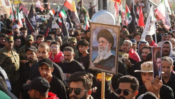 ببینید  سیل جمعیت در تشییع پیکر رهبر شهید انقلاب در نجف اشرف