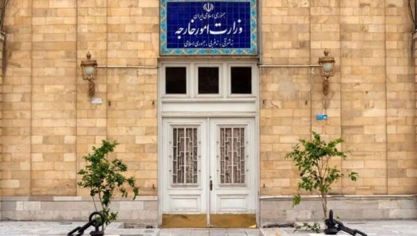 پاسخ قاطع ایران به ادعای بارو درباره ضرب و شتم دیپلمات‌های فرانسوی/آقای بارو اقدام شما منطبق با کدام حقوق دیپلماتیک و کنسولی است؟! پاسخ دهید که….