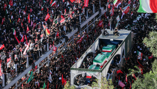 ببینید توضیحات استاندار تهران از دلیل تغییر مسیر ناگهانی در مراسم بدرقه پیکر شهدا از تهرانپارس به آزادی