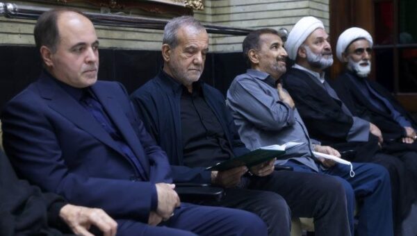 عکس هایی از پزشکیان در یک مراسم ختم