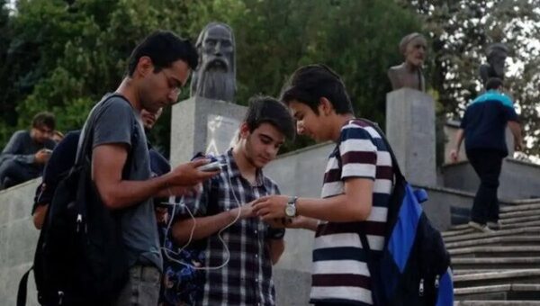 شبکه‌های اجتماعی؛ آزمایشگاه هویتی نسل Z / چرا کامنت و آنفالو برایشان مهم است؟