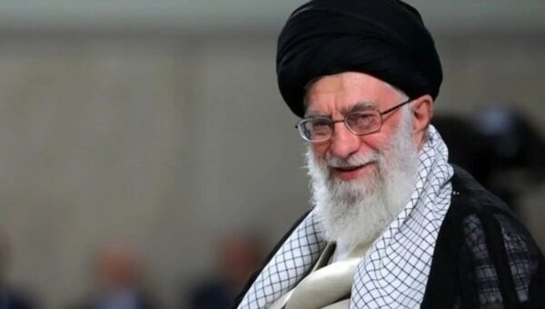 قابی ماندگار از رهبر شهید انقلاب در تنگه هرمز + عکس