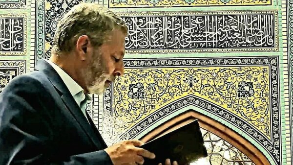آخرین زیارت شهید موسوی در رواق دارالذکر؛ سرلشکر با لباس غیرنظامی در صف اول نماز جماعت + تصویر