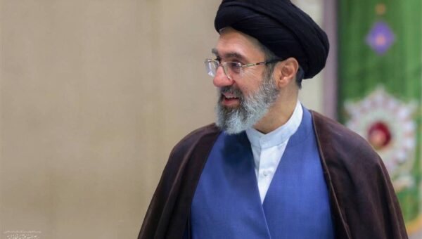 آیت الله سید مجتبی خامنه ای در حرم امام حسین (ع) + تصویر