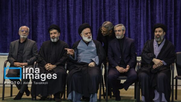 ببینید   حضور سه فرزند رهبر شهید انقلاب در مراسم بزرگداشت ایشان در مصلای تهران