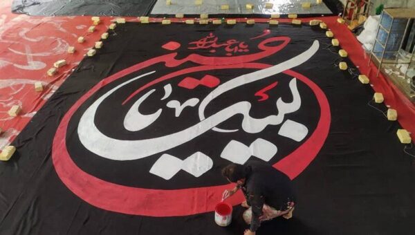 قصه مردی که نام شهدا را به آسمان کربلا می‌فرستد