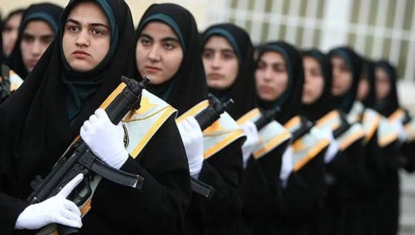 عکس | این دو زن با چشمان بسته کلاشینکف را باز و بسته می‌کنند!