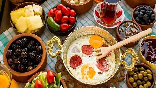 اینفوگرافیک | ۵ ماده غذایی برای رفع کسالت صبحگاهی