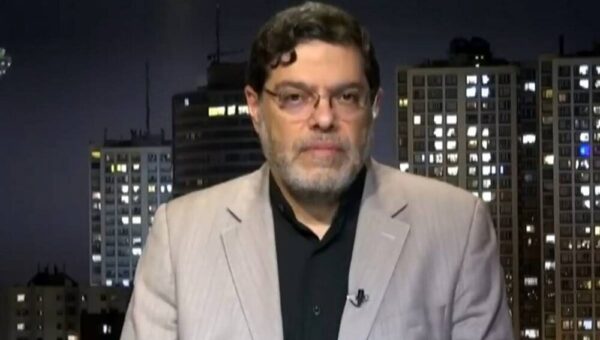 ادعای مرندی: ترامپ در حال تدارک حمله برق‌آسا به ایران است