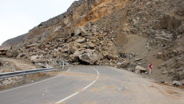 ببینید | ریزش هولناک سنگ بزرگ روی خودرو
