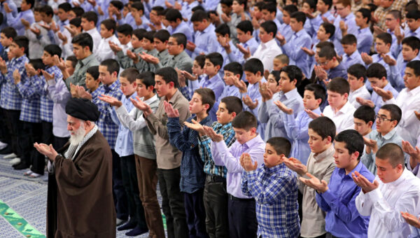 عللی که باعث دور شدن فرزندان از نماز می‌شود