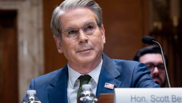 ببینید | ادعای وزیر خزانهداری آمریکا درباره سقوط بزرگترین بانک ایران!