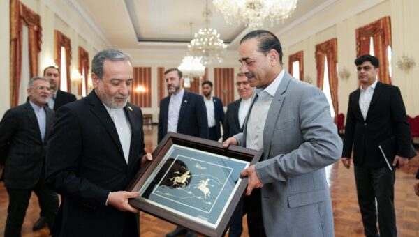 گاردین: عاصم منیر با ونس، ویتکاف و عراقچی در تماس مستمر است / گفت‌وگوهای فرمانده ارتش پاکستان با وزیر خارجه ایران چند ساعته بود