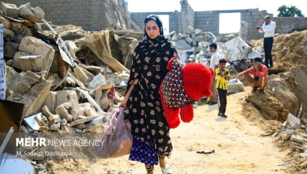 محله مسکونی چاه‌تنگو قشم بعد از حمله آمریکا/ جستجوی مردم بومی در میان آوار؛ از دارو تا عروسک/ زنانی که در میان آوار جستجو می کنند + تصاویر