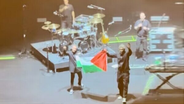 حمایت از فلسطین در کنسرت سنگاپور جنجالی شد؛ لغو اجازه اجرای مجدد
