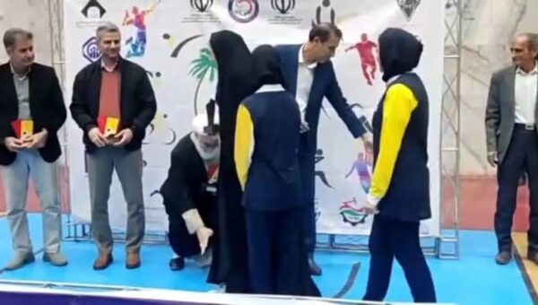 ببینید | بوسه امام جمعه طبس بر چادر داور مسابقات والیبال
