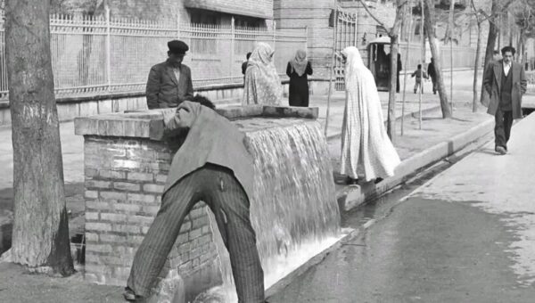 عکس/ رهگذران در خیابان حسن‌آباد تهران در دهه ۴۰