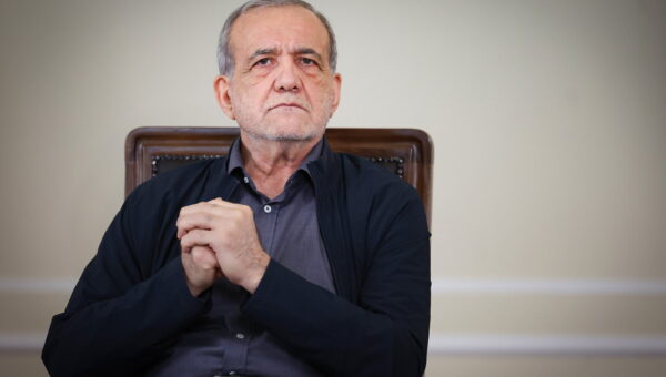 دوسال است که  دشمن با پزشکیان می جنگد؛ دوسال است که صداوسیما هم علیه اوست اما مرد وفاق هنوز استوار است
